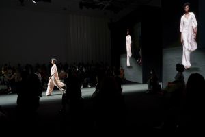 Tekintse meg a Milano Fashion Weeken résztvevő magyar tervezők 2022-es tavaszi-nyári kollekcióinak bemutatóját!