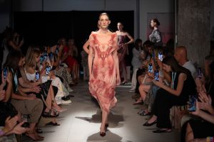 Kortárs festmények között mutatkoztak be a fiatal tervezők